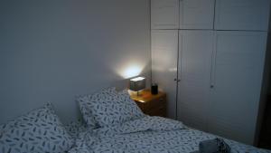 - une chambre avec un grand lit blanc et une table de nuit dans l'établissement Apartment DK 20, à Belgrade