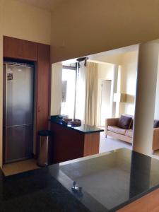 salon z kuchnią i pokój z lustrem w obiekcie Prince Edward Mansions w Kapsztadzie