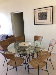 szklany stół i krzesła w salonie w obiekcie Prince Edward Mansions w Kapsztadzie