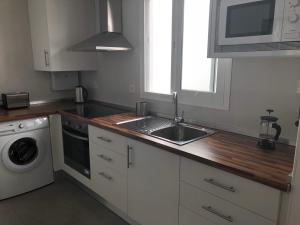Kuchnia lub aneks kuchenny w obiekcie Málaga Apartamentos - Jinetes, 10