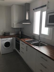 Kuchnia lub aneks kuchenny w obiekcie Málaga Apartamentos - Jinetes, 10