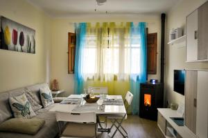 a living room with a table and a couch at El Rincón de Elsa VuT AV296 in Guisando