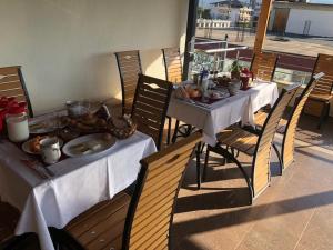 una mesa con un plato de comida. en Dream's Hotel, en Gjirokastra