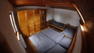 Postel nebo postele na pokoji v ubytování Chatavjesenikach