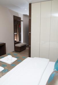En eller flere senger på et rom på Hotel Crystal