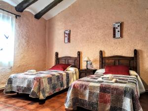 a bedroom with two beds in a room at Casa rural Las Masadas in Cella