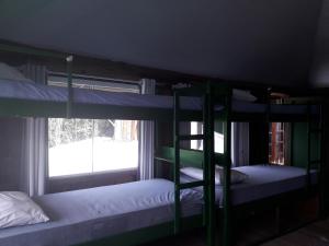 two bunk beds in a room with a window at Hospedagem Ocean view ilha g in Abraão