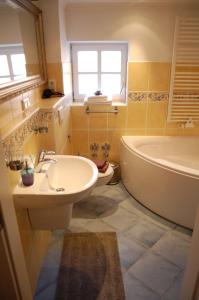 een badkamer met een bad en een wastafel en een ligbad bij Schillers Gästehaus in Hitzacker +160 foto's