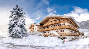 Nespecifikovaný výhled na hory nebo výhled na hory při pohledu z hotelu