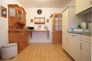 GroÃŸ NiendorfにあるFerienwohnung Thienのキッチン(木製キャビネット、カウンター付) +13枚の写真