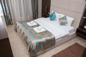 En eller flere senger på et rom på Hotel Crystal