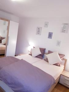 sypialnia z 2 łóżkami i lustrem w obiekcie Apartmani Apolon w mieście Starigrad-Paklenica
