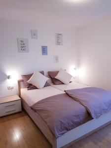 sypialnia z dużym łóżkiem z 2 poduszkami w obiekcie Apartmani Apolon w mieście Starigrad-Paklenica