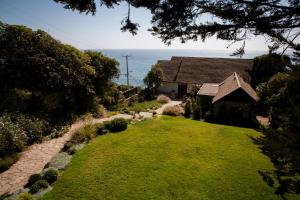 a yard with a house and the ocean in the background at Hotel Boutique Casadoca in Concón