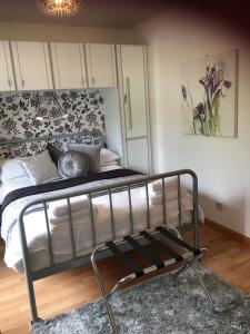 1 dormitorio con 1 cama con marco de metal en Mo-Dhachaidh B&B, en Poolewe
