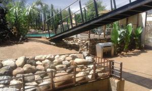 - un tas de rochers près de la piscine dans l'établissement Can Jenot, à Delfiá