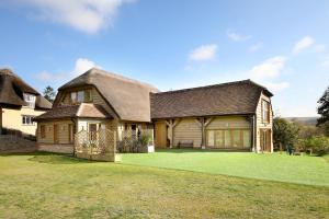 una casa grande con techo de gambrel en A Barn at South Downs Stay, en Houghton