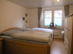 Ένα ή περισσότερα κρεβάτια σε δωμάτιο στο Theodor Storm Unterkünfte 1