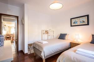 Postel nebo postele na pokoji v ubytování Villa over the Ocean in Magoito-Sintra