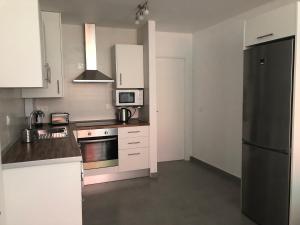 Kuchnia lub aneks kuchenny w obiekcie Málaga Apartamentos - Jinetes, 10