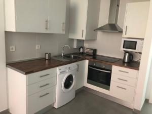 Kuchnia lub aneks kuchenny w obiekcie Málaga Apartamentos - Jinetes, 10