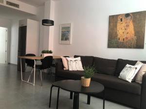 Część wypoczynkowa w obiekcie Málaga Apartamentos - Jinetes, 10
