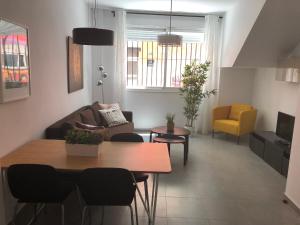Część wypoczynkowa w obiekcie Málaga Apartamentos - Jinetes, 10