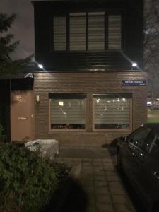 un bâtiment avec une voiture garée devant lui dans l'établissement Hababa Short Stay, à Amsterdam