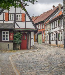 ゴスラーにあるPeters Insel in der Altstadt von Goslarの建物のある町の石畳の通り