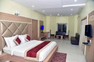 A television and/or entertainment centre at The River Front Resort