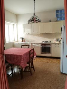 une cuisine avec une table et un chiffon rouge dans l'établissement Lella's sweet home, à Malo
