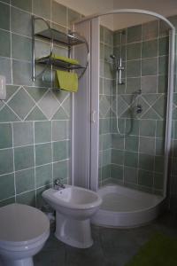 Un baño con inodoro, lavabo y ducha. en Sa Domo de Mannoi, en Orosei 21 fotos más