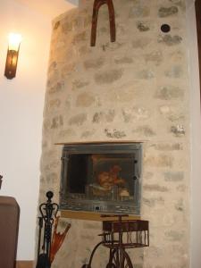 pared de piedra con chimenea en la sala de estar en Casa Vallés, en Adahuesca
