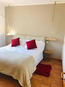 een slaapkamer met een groot bed met rode kussens bij Baricityhouse in Bari