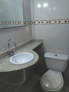 y baño con lavabo y aseo. en Suítes Nosso Lar, en Río de Janeiro