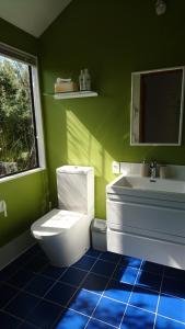 Ett badrum på Shelly Beach Studio, Waiheke Island