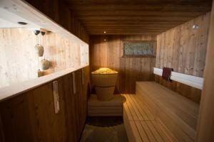 wewnątrz sauny z drewnianymi ścianami i drewnianymi podłogami w obiekcie Bauernhofresidence Leierhof w mieście Rodeneck