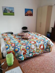 a bed with a colorful blanket on top of it at Venice Park House in Marghera