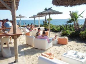 a group of people sitting in chairs on the beach at Casa modernista in La Zubia