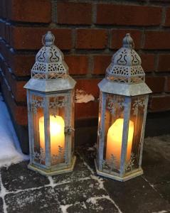 two lanterns are sitting on a brick wall at Hotell Marieberg in Kristinehamn