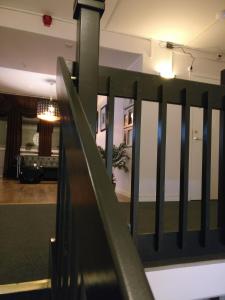una escalera en una casa con barandilla en Hotell Marieberg, en Kristinehamn