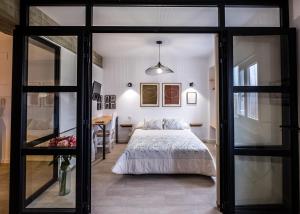 Schlafzimmer mit einem Bett und einer Glastür in der Unterkunft Logroño Centro, Una Casa con Vistas in Logroño