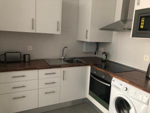 Kuchnia lub aneks kuchenny w obiekcie Málaga Apartamentos - Jinetes, 10