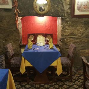 una mesa en una habitación con un paño de mesa azul en Dragon Bed and Breakfast, en Betws-y-coed
