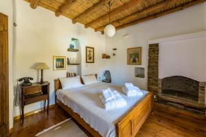 Postel nebo postele na pokoji v ubytování Anezas Mansion stone-built traditional villa
