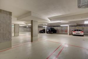 eine leere Parkgarage mit PKW in der Garage in der Unterkunft MEININGER Hotel Berlin East Side Gallery in Berlin