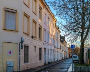 an empty street in a city with a building at Cosy'Appart - COEUR DE SEINE in Rouen