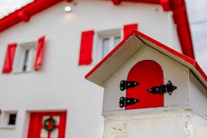 two bugs in a house with a red door at Los Respigos de la Pradera in Ampuero