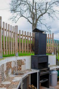 Kemudahan BBQ tersedia untuk tetamu di rumah percutian