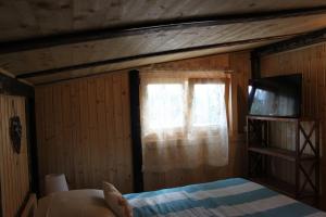 Un pat sau paturi într-o cameră la Wooden Cottage Home Holiday Eva